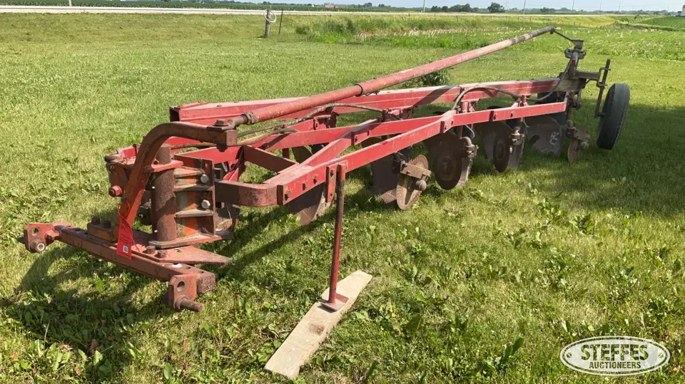 International 560 Plow
