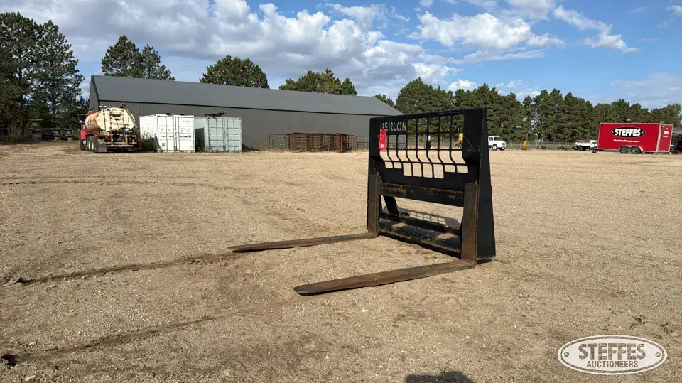 Berlon pallet forks Tractor Loaders and Attachment