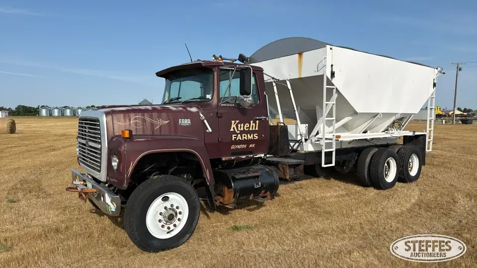 1983 Ford 9000 Tender Truck