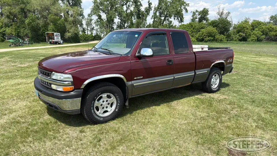 2000 Chevrolet Silverado 1500 LS Half Ton Pickup