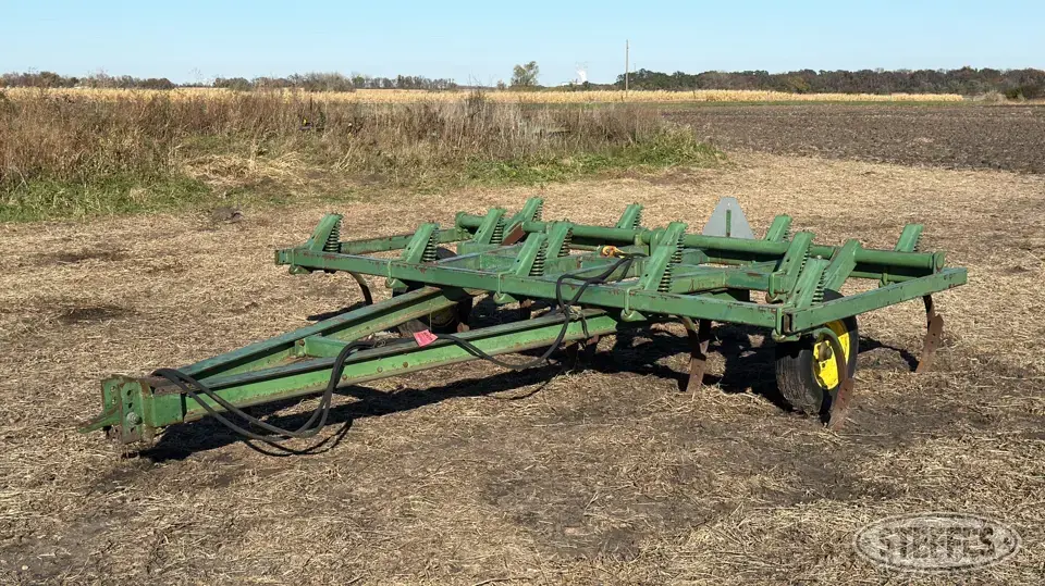 John Deere 1610 Chisel Plow