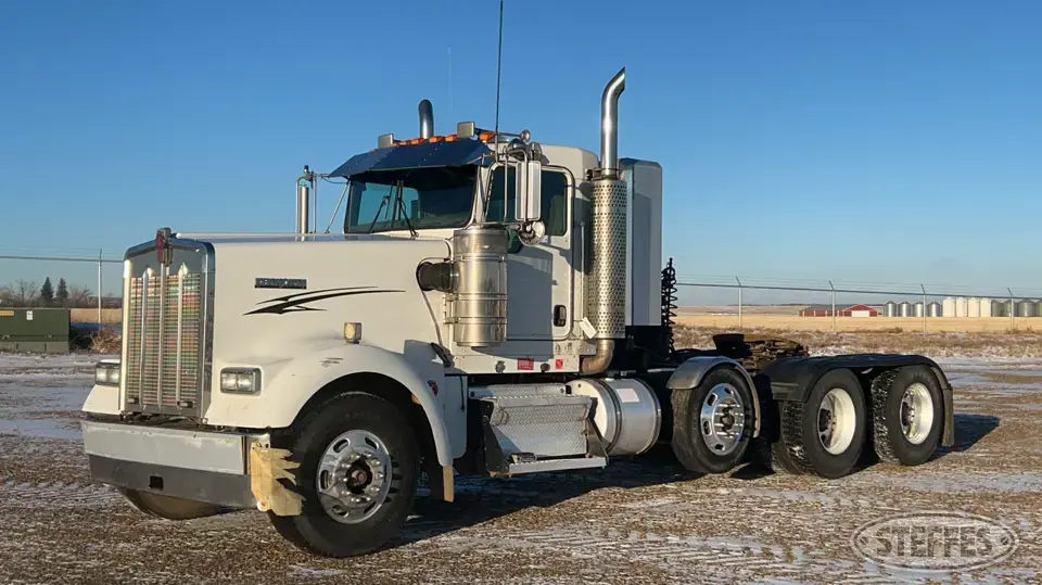 2006 Kenworth W900L Conventional Truck without Sleeper