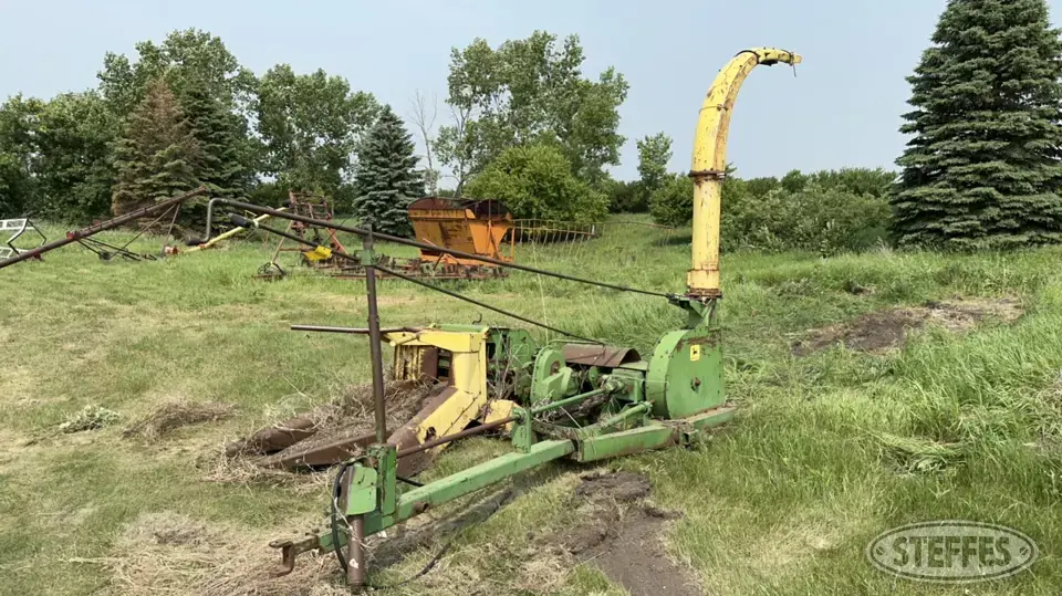 1979 John Deere 38 Pull-Type Harvester