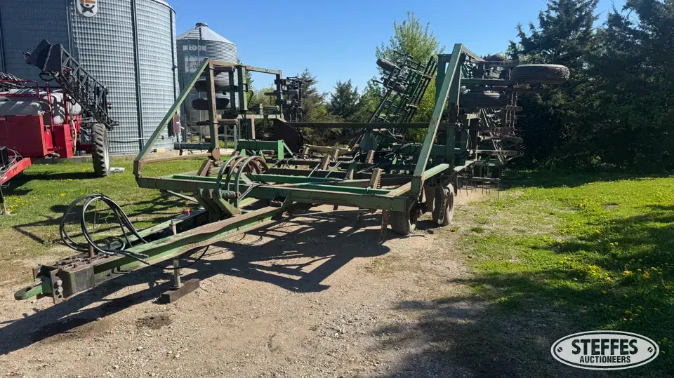 John Deere 1650 Chisel Plow