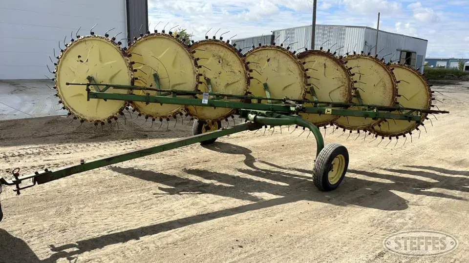 John  Deere 567 Rake