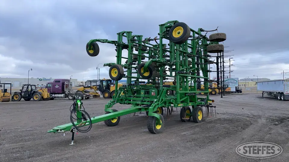2022 John Deere 2430 Chisel Plow