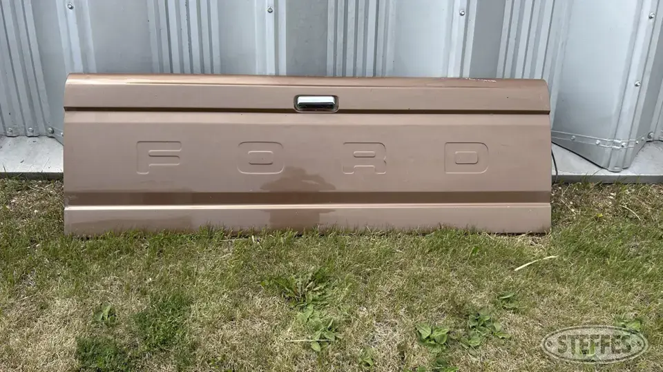 1988 Ford F-250 tailgate Truck-Trailer Part