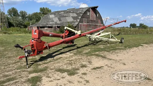 Buhler Farm King 1070