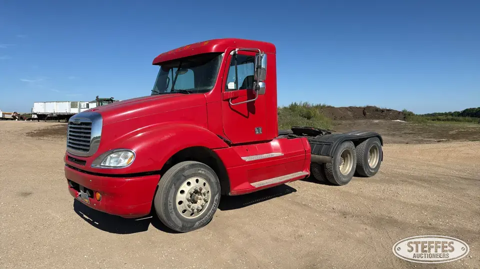 2005 Freightliner Columbia 120 Conventional Truck without Sleeper