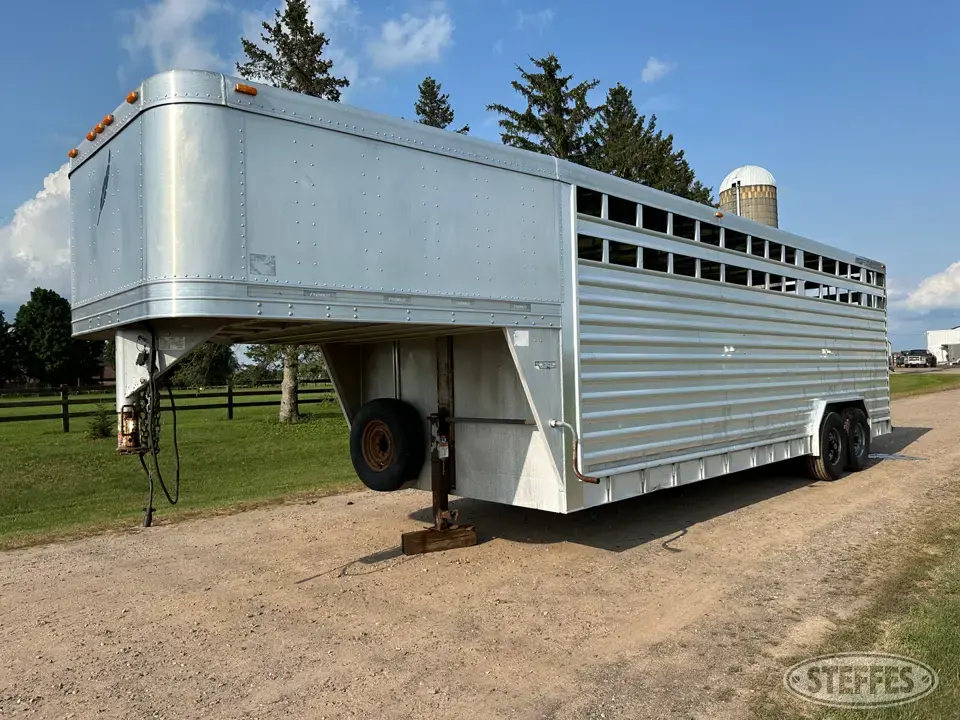 2009 Featherlite 8121 Gooseneck Livestock Trailer