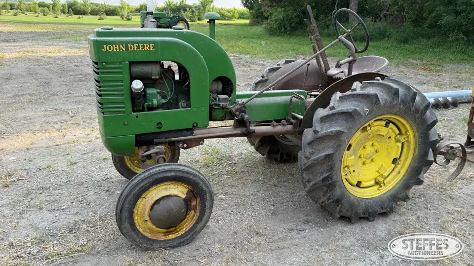1945 John Deere LA Collectible Tractor