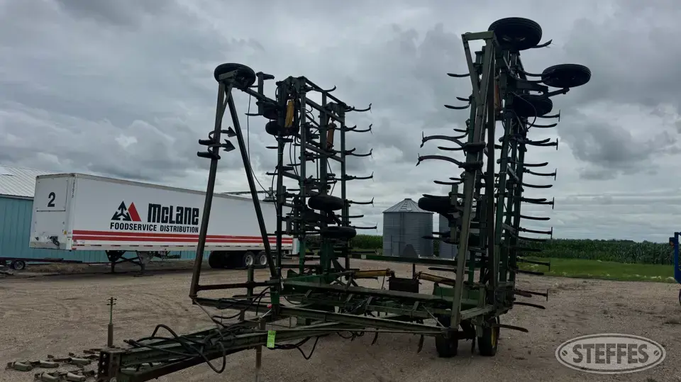 John Deere 1050 Field Cultivator