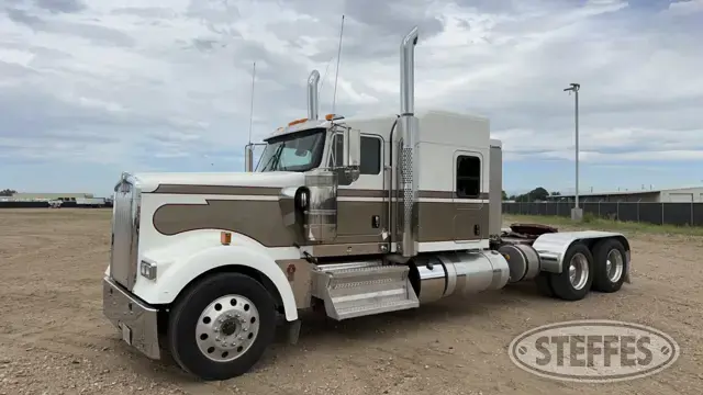 2023 Kenworth W900