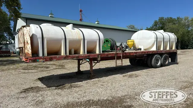 Tandem axle spray tender trailer