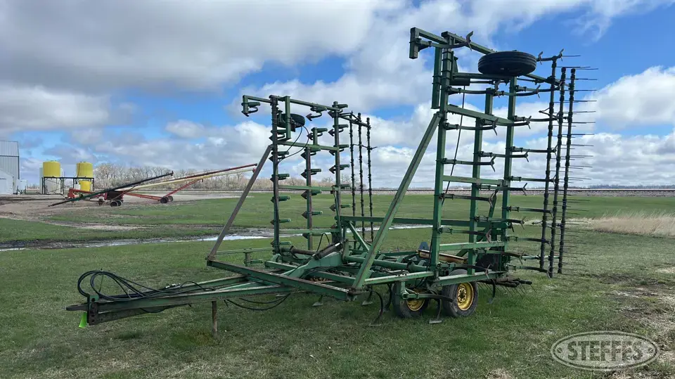 John Deere 1000 Field Cultivator