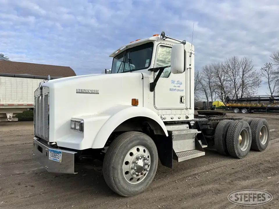 1995 Kenworth T800B Conventional Truck without Sleeper