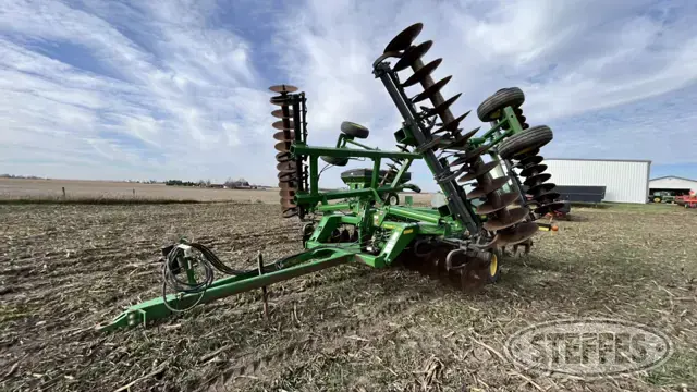 John Deere 637