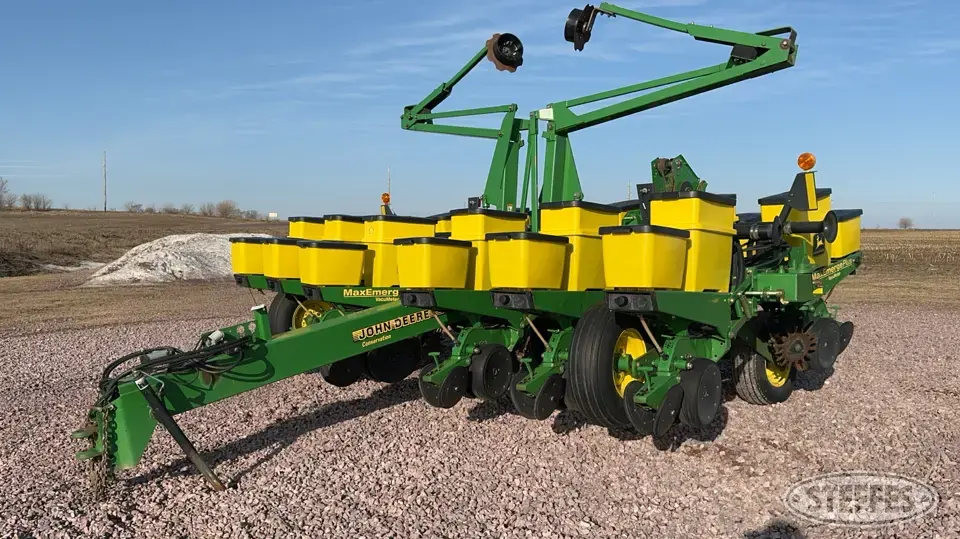 1998 John Deere 1760 12 or More Row Planter