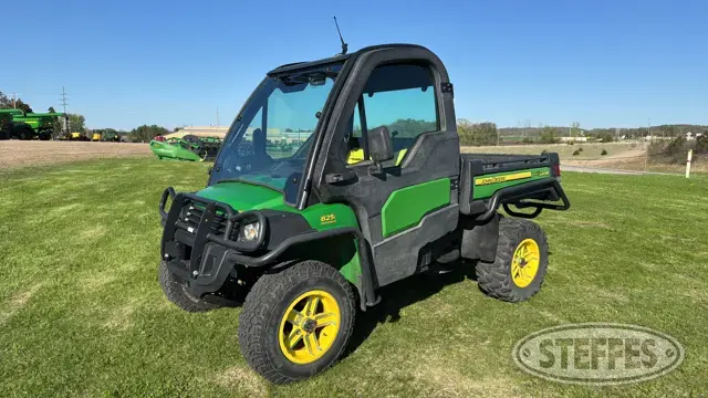 2015 John Deere 825i