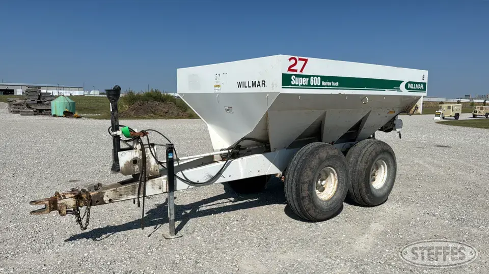 Willmar Super 600 Pull-Type Dry Spreader