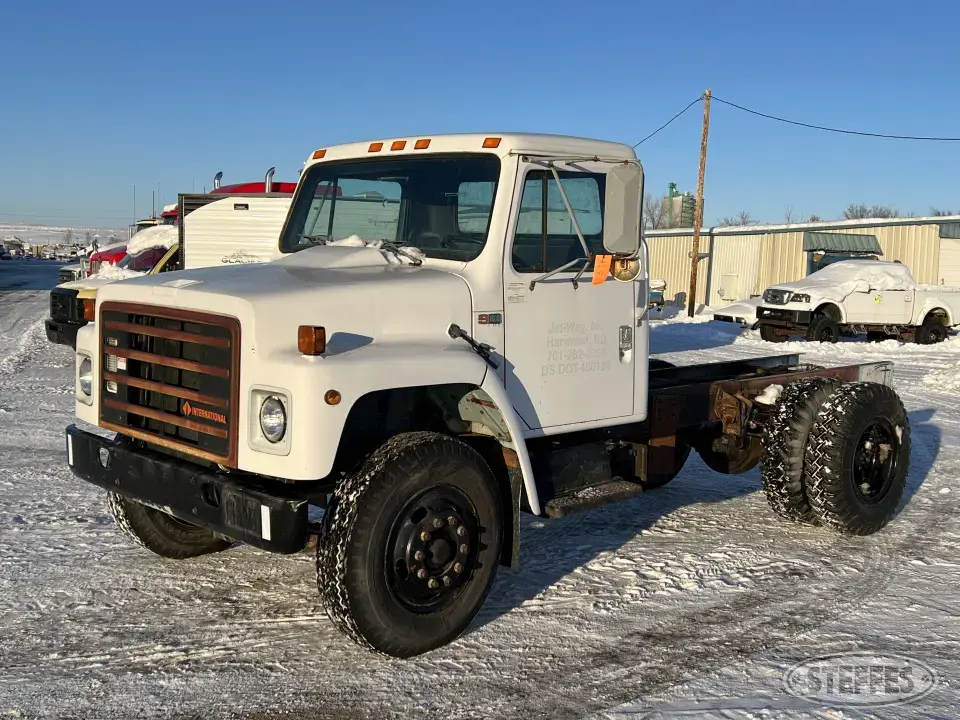 1989 IHC S1600 Cab and Chassis Truck