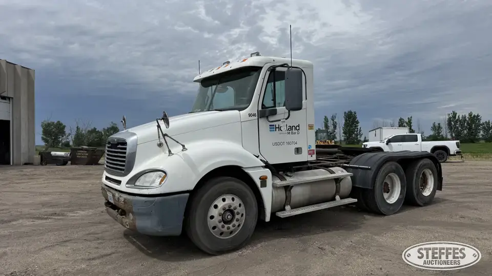 2005 Freightliner Columbia 120 Conventional Truck without Sleeper