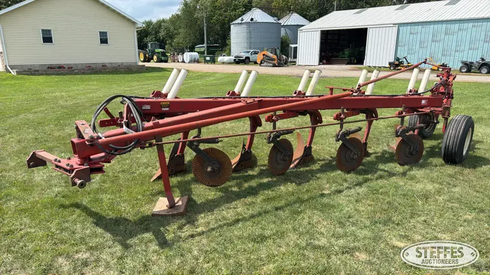 International 720 Automatic Plow