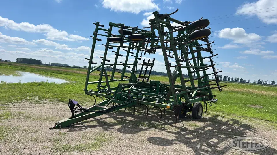 John Deere 980 Field Cultivator