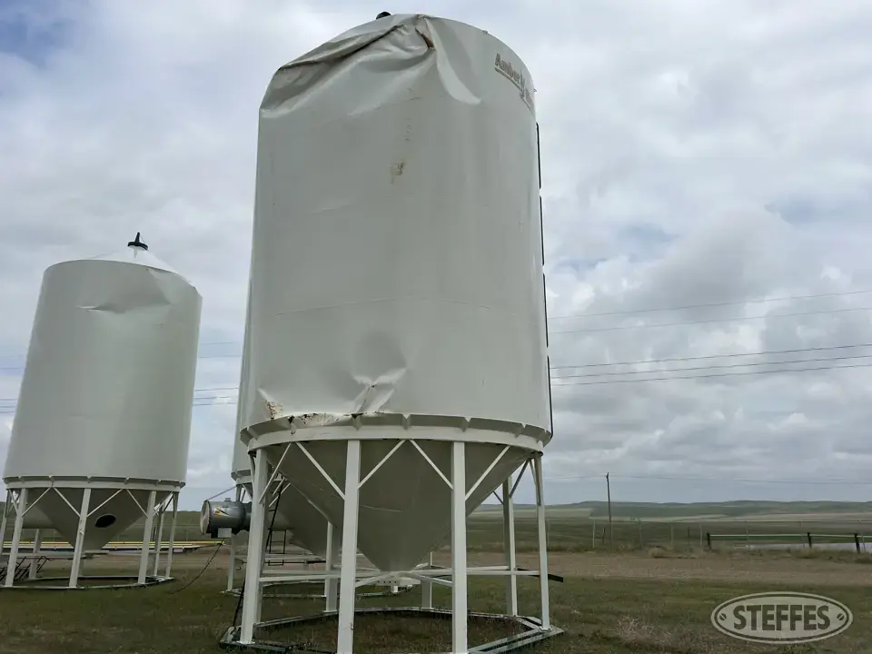 2016 Amber Waves 1640M Hopper Bin