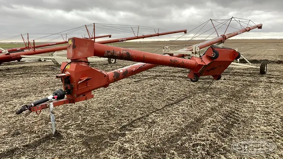 Farm King 1070 Swing Hopper Auger