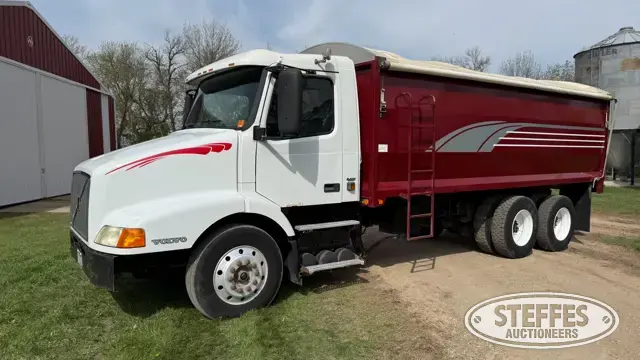 1999 Volvo VNM64T