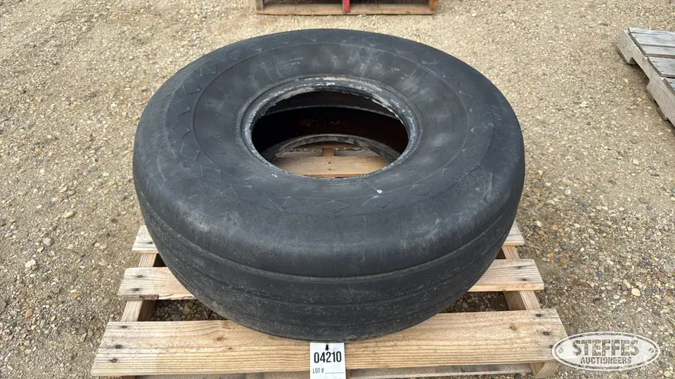 Goodyear 16.5L-16.1 tire Tractor-Implement Tire