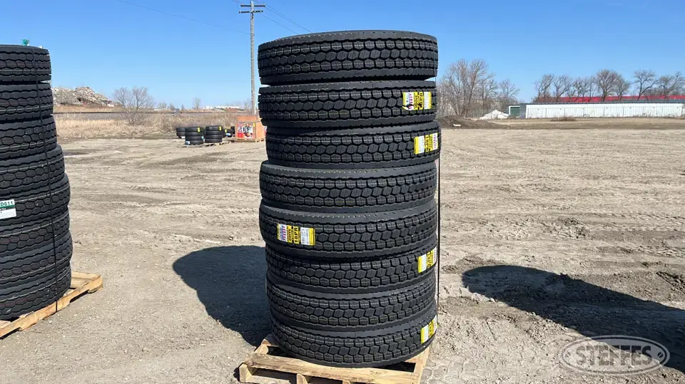 (8) Zwarthz 11R24.5 tires Truck Tire