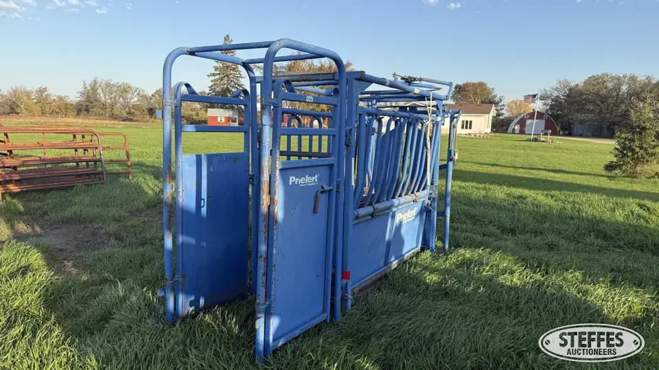Priefer sqeeze chute Livestock Handling