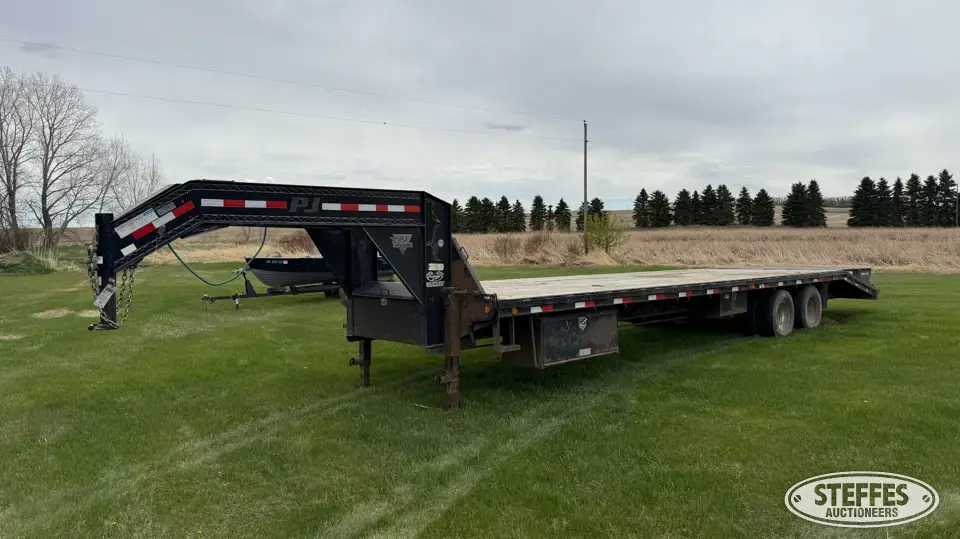 2014 PJ Trailers FD322 Flatbed Trailer