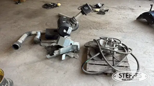 Combine engine bay blower