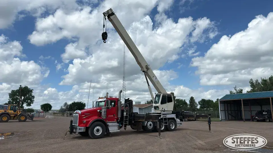 National 1400 on 2004 Kenworth T800 Boom Truck