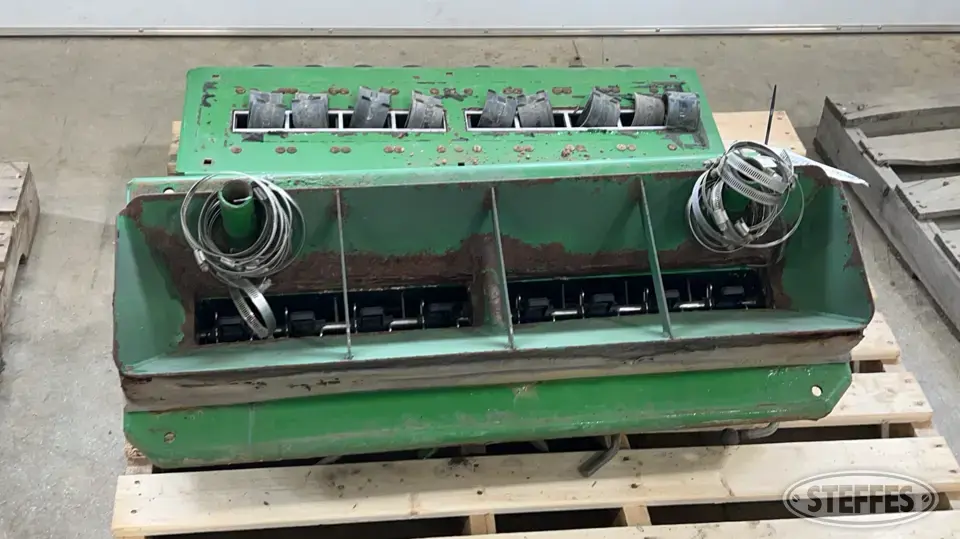 John Deere 1910 meter housing & manifold Farm Support Item