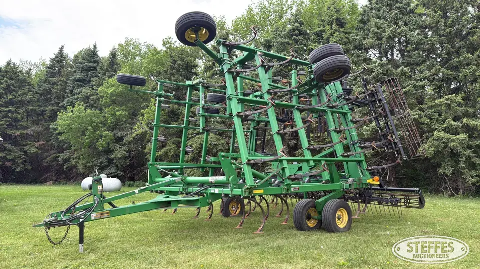 2011 John Deere 2210L Field Cultivator