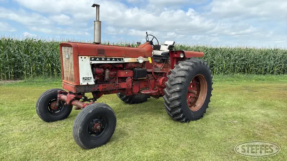 1963 Farmall 706 2WD Tractor