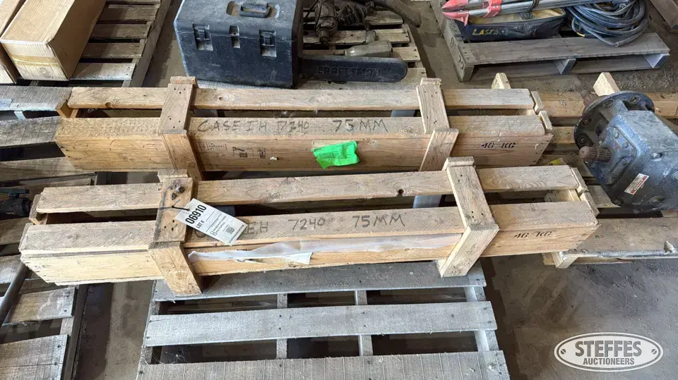 (2) Case IH feederhouse lift cylinders Ag Equipment Part
