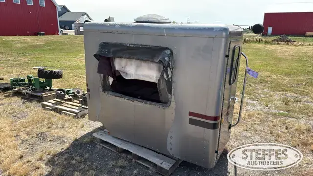 Flat top sleeper cab