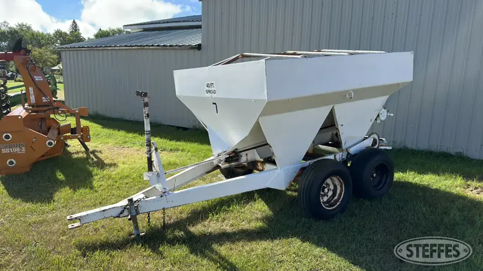 Willmar S500 Pull-Type Dry Spreader