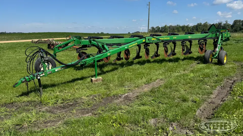 John Deere 3710 Plow