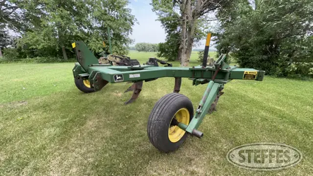 John Deere 915