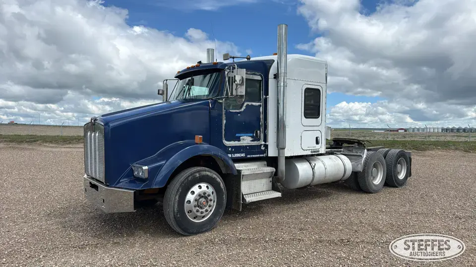 2005 Kenworth T800 Conventional Truck with Sleeper
