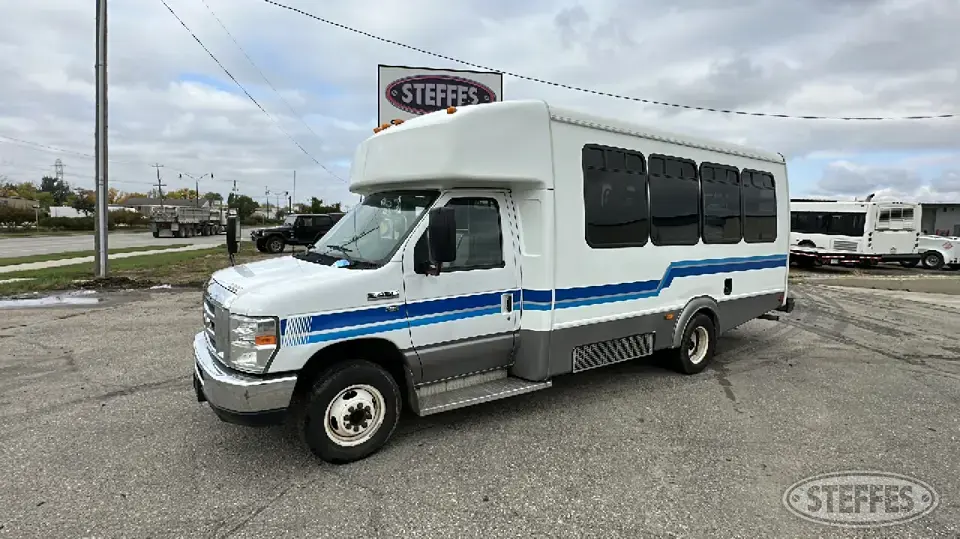 2015 Ford E450 Super Duty Bus