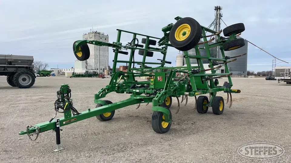 2023 John Deere 2430 Chisel Plow