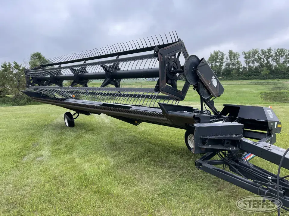 2001 MacDon 3000 Pull-Type Swather