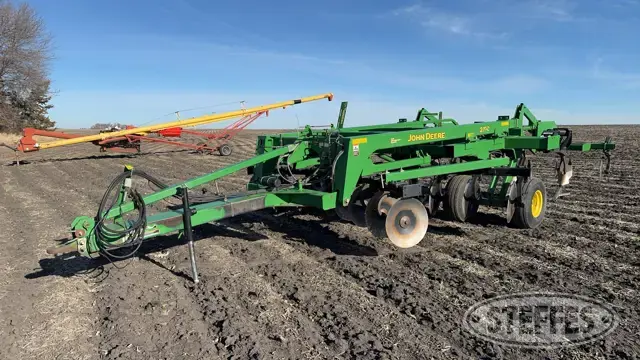 John Deere 2700